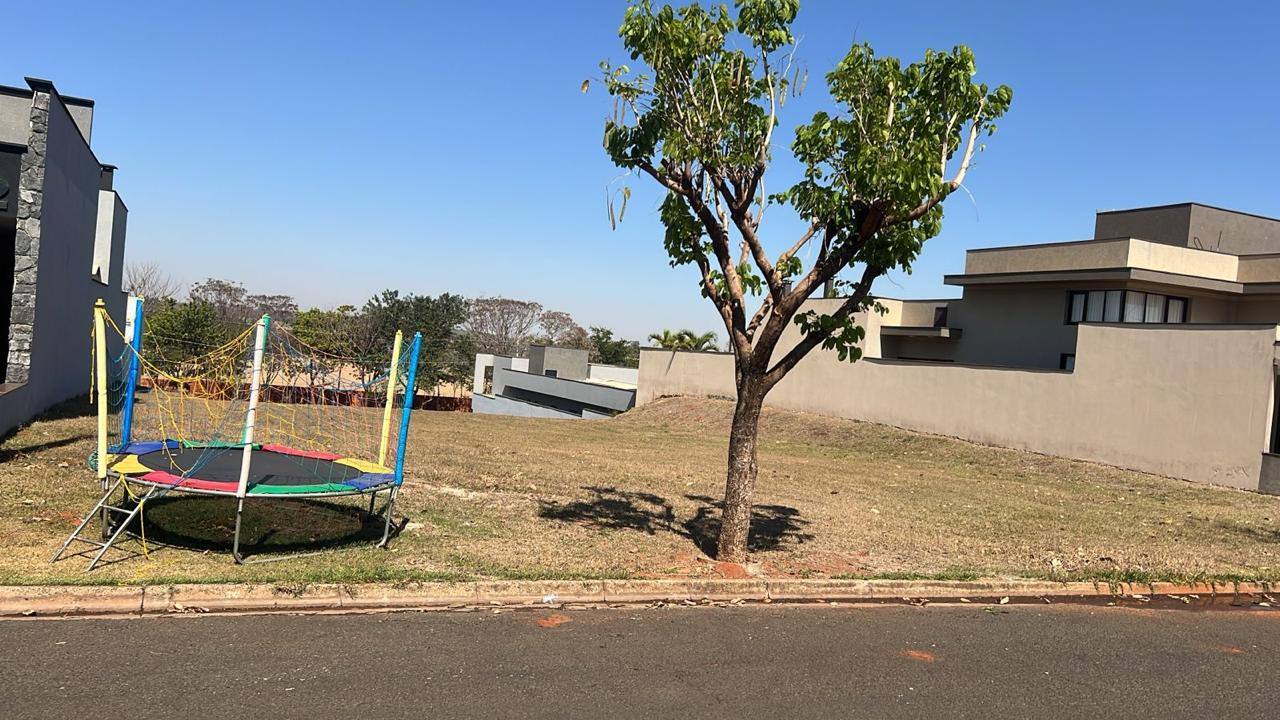 Terreno em Condomínio Fechado