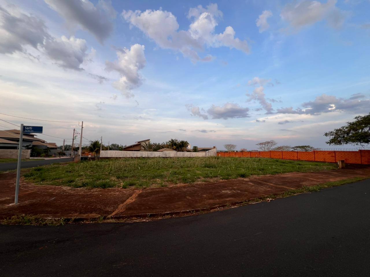 Terreno em Condomínio Fechado